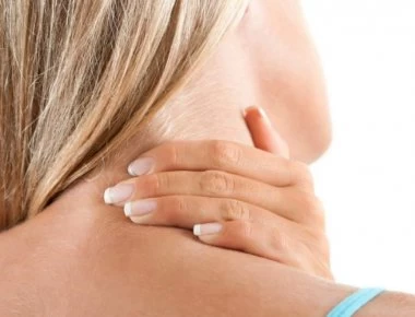 Ψύξη στον αυχένα: Τι να κάνετε για να φύγει πιο γρήγορα ο πόνος